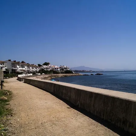 Beach-front Bahia Dorada Estepona