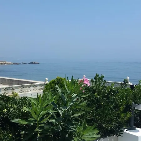 Beach-front Bahia Dorada Holiday home